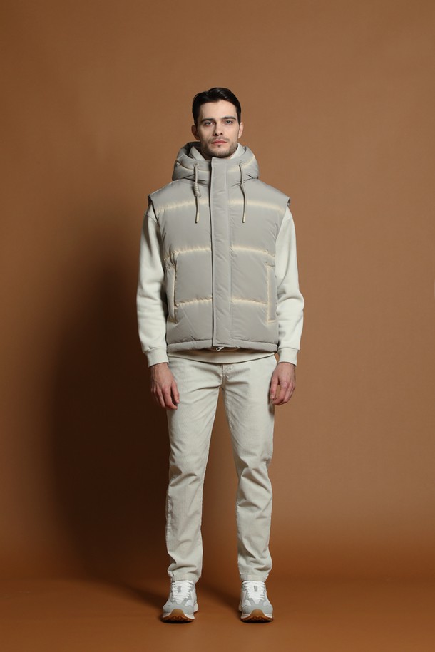 남성용 후드 다운 베스트 M-QCJP59는 겨울철 일상과 캠핑룩에 적합한 아이템입니다. 부드러운 촉감의 나일론 소재와 두꺼운 두께감으로 따뜻함을 제공하며, 캐주얼, 스포티, 미니멀 스타일을 연출하기 좋습니다. 무지 디자인의 그레이 컬러에 레귤러 핏으로 제작되어 편안한 착용감을 선사합니다. 집업 방식과 후드 탈부착 기능으로 실용성을 높인 패딩 베스트입니다.
