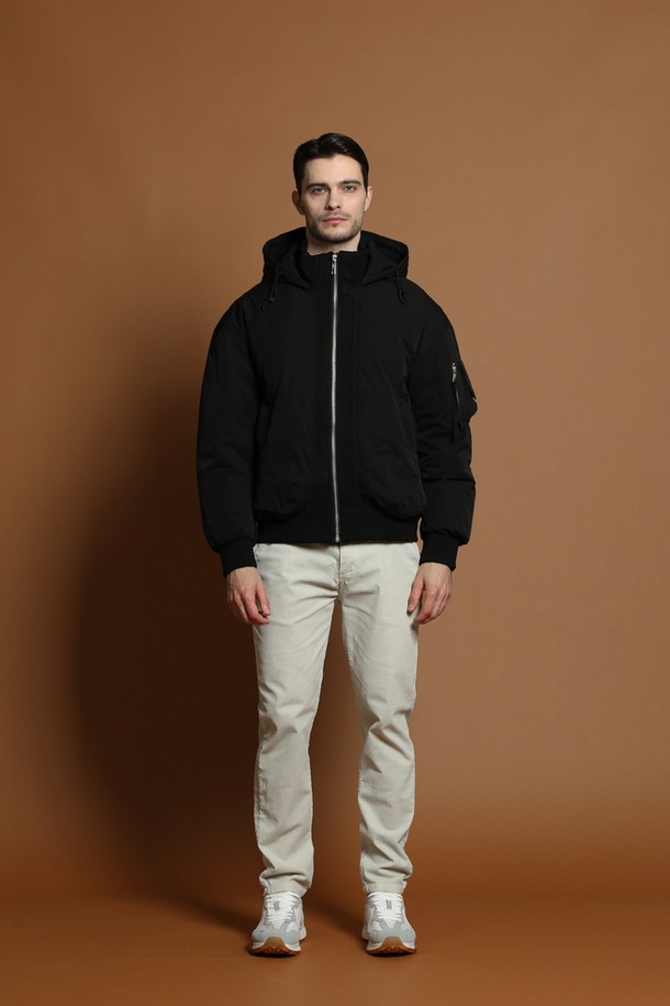 덕다운 블루종 재킷 M-QCJP64는 남성용 겨울 아우터로, 캐주얼하고 미니멀한 스타일을 연출합니다. 블랙 컬러의 무지 디자인으로 어떤 옷에도 쉽게 매치할 수 있으며, 두꺼운 두께감과 부드러운 촉감의 덕다운 충전재가 따뜻함을 선사합니다. 오버핏으로 편안한 착용감을 제공하며, 집업 방식과 긴 소매, 후드, 포켓 디테일이 실용성을 더합니다. 일상복으로 활용하기 좋은 패딩 타입의 블루종 재킷입니다.
