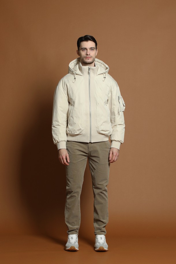 덕다운 블루종 재킷 M-QCJP64는 남성용 아우터로, 겨울철 일상에서 캐주얼하고 스포티한 스타일을 연출하기에 적합합니다. 아이보리, 화이트 두 가지 색상으로 출시되었으며, 숏 기장의 무지 디자인으로 미니멀한 매력을 더합니다. 두꺼운 두께감의 덕다운 충전재와 부드러운 촉감으로 따뜻함을 제공하며, 집업 여밈 방식과 후드, 포켓 디테일이 실용성을 높였습니다. 레귤러핏으로 제작되어 편안한 착용감을 선사하며, 긴 소매 기장으로 보온성을 더했습니다.
