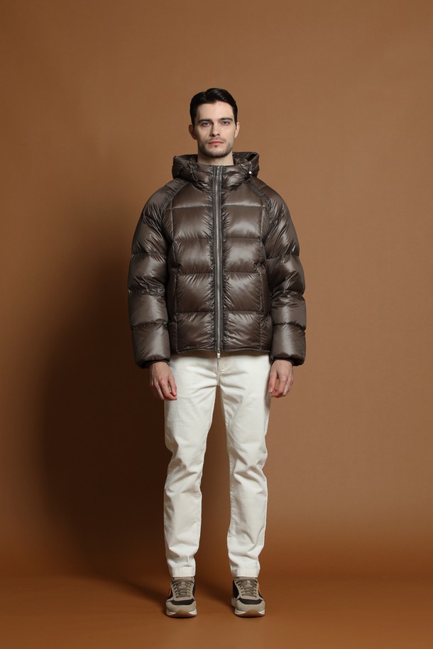 경량 덕다운 패딩 재킷 M-QCJP57은 남성용 겨울 아우터입니다. 브라운 컬러의 베이직하고 미니멀한 디자인으로, 일상복으로 활용하기 좋습니다. 얇고 가벼운 나일론 소재에 덕다운 충전재를 사용하여 보온성을 높였습니다. 레귤러핏에 집업 스타일로 편안하게 착용할 수 있으며, 긴 소매와 후드가 있어 실용적입니다. 무지 디자인으로 다양한 스타일 연출에 용이합니다.
