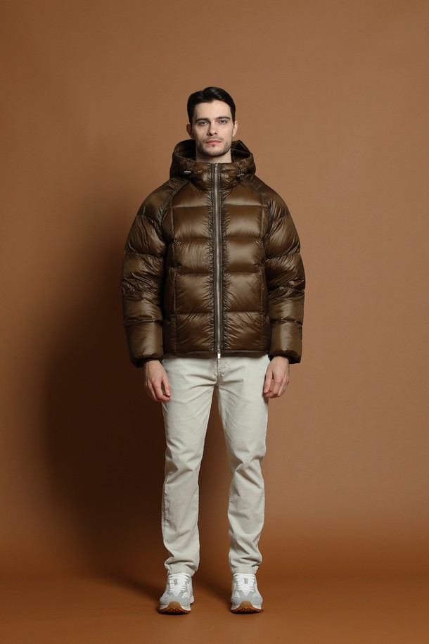 경량 덕다운 패딩 재킷 M-QCJP57은 겨울철 일상룩과 여행, 캠핑룩에 적합한 남녀 공용 아우터입니다. 브라운 컬러의 무지 디자인으로, 캐주얼, 미니멀, 고프코어 스타일을 모두 소화할 수 있습니다. 숏패딩 기장에 오버핏으로 편안한 착용감을 선사하며, 가볍고 따뜻한 덕다운 충전재와 부드러운 촉감의 나일론 소재를 사용하여 보온성을 높였습니다. 집업 스타일의 후드 디자인과 긴 소매 기장으로, 추운 날씨에도 든든하게 몸을 감싸줍니다.
