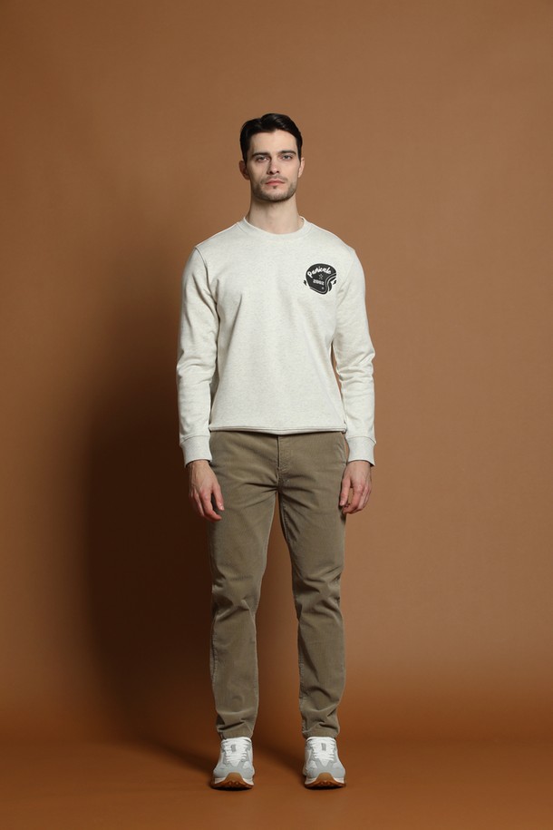 워시드 면혼방 코듀로이 팬츠 M-RCPT50은 가을과 겨울에 어울리는, 부드러운 촉감의 코듀로이 소재 팬츠입니다. 일상에서 편안하게 착용하기 좋으며, 출근룩이나 모임룩에도 활용할 수 있습니다. 베이직하고 캐주얼한 스타일로, 다양한 상의와 매치하기 용이합니다. 레귤러핏으로 제작되어 편안한 착용감을 선사하며, 워시드 가공으로 자연스러운 멋을 더했습니다. 클래식, 미니멀 스타일을 즐겨 입는 분들께 추천합니다.
