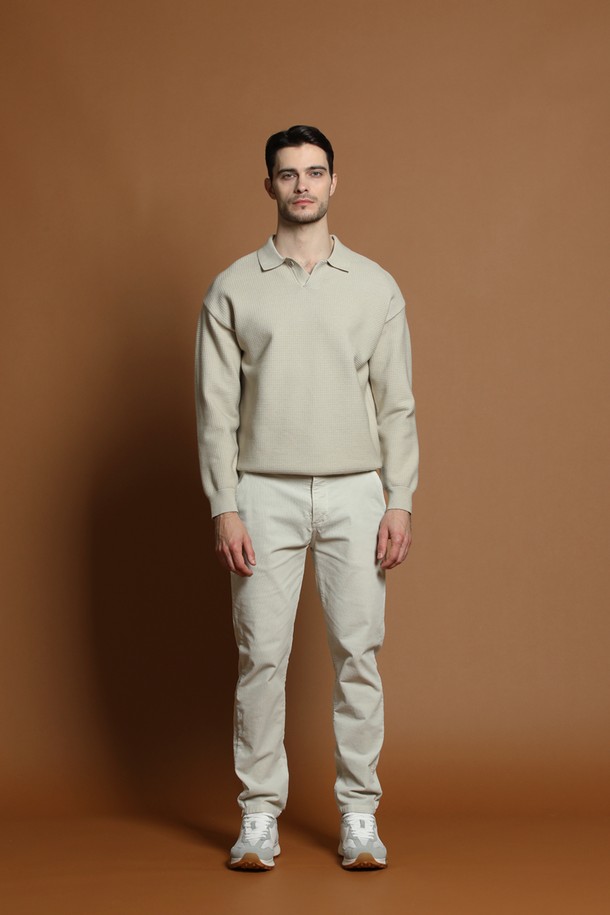 **워시드 면혼방 코듀로이 팬츠 M-RCPT50**

부드러운 워시드 면혼방 소재의 코듀로이 팬츠입니다. 가을과 겨울에 따뜻하게 착용하기 좋은 두꺼운 두께감의 긴 바지입니다. 베이직하고 캐주얼한 무드로, 레귤러 핏 디자인으로 편안한 착용감을 선사합니다. 무지 디자인으로 다양한 상의와 쉽게 매치할 수 있으며, 일상생활에서 활용하기 좋습니다. 클래식하고 미니멀한 스타일을 연출하기에도 적합합니다.
