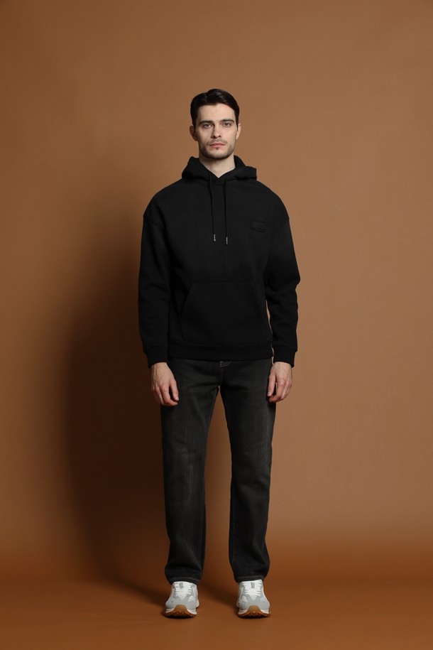 남성용 기모 그라데이션 후드 티셔츠 M-QTEE58입니다. 부드러운 기모 소재로 제작되어 가을, 겨울철 따뜻하게 착용할 수 있습니다. 캐주얼, 스트릿 스타일 연출에 적합하며, 레귤러 핏으로 편안한 착용감을 제공합니다. 블랙과 그라데이션 컬러 조합이 돋보이며, 후드 스트링으로 스타일을 더했습니다. 긴 소매 기장의 두꺼운 두께감으로 보온성을 높였습니다.
