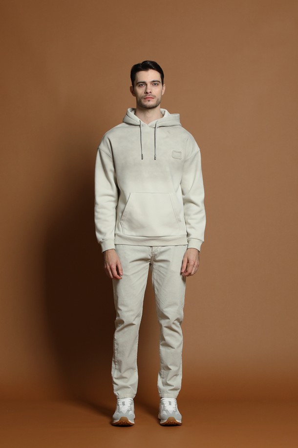 따뜻하고 포근한 남성용 기모 그라데이션 후드 티셔츠 M-QTEE58입니다. 부드러운 기모 안감으로 가을과 겨울철, 쌀쌀한 날씨에도 쾌적하게 착용 가능합니다. 베이직하고 캐주얼한 스타일로, 일상복으로 활용하기 좋습니다. 레귤러핏에 긴 소매, 후드 디자인으로 편안함을 더했습니다. 무지 패턴의 베이지 컬러가 어떤 스타일에도 잘 어울리며, 포켓 디테일로 실용성을 높였습니다.
