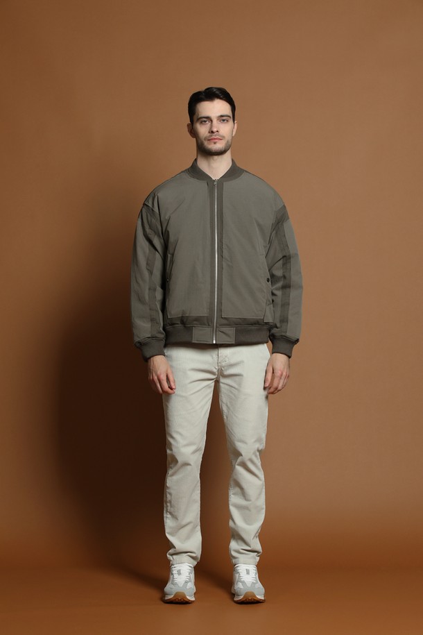 M-QCJP50 패치워크 다운 블루종 재킷은 겨울철 데일리룩과 출근룩에 활용하기 좋은 아우터입니다. 캐주얼, 클래식, 미니멀 스타일을 모두 아우르는 디자인으로, 세련된 분위기를 연출합니다. 카키브라운 컬러의 패치워크 패턴이 특징이며, 두꺼운 두께감과 가벼운 촉감으로 편안하게 착용할 수 있습니다. 덕다운 충전재(솜털 90%, 깃털 10%)와 680~700 필파워로 보온성을 높였으며, 베이스볼 카라와 시보리 마감으로 활동성을 더했습니다. 긴 소매, 집업 여밈 방식, 레귤러핏 디자인으로 제작되었습니다.
