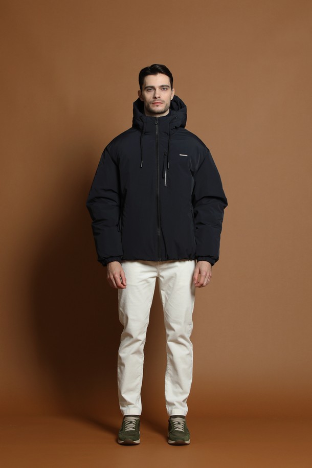 덕다운 후드 패딩 재킷 M-QCJP51은 남성용 겨울 아우터입니다. 블랙 컬러의 무지 디자인으로, 캐주얼 및 스포티 스타일을 연출하기 좋습니다. 두꺼운 두께감과 부드러운 촉감의 덕다운 소재로 제작되어 보온성과 방풍 기능을 제공합니다. 오버핏 숏패딩으로, 출근룩이나 여행룩에 편안하게 착용할 수 있으며, 긴 소매와 집업 여밈 방식의 디자인입니다. 후드 디테일이 더해져 활동적인 느낌을 더합니다.
