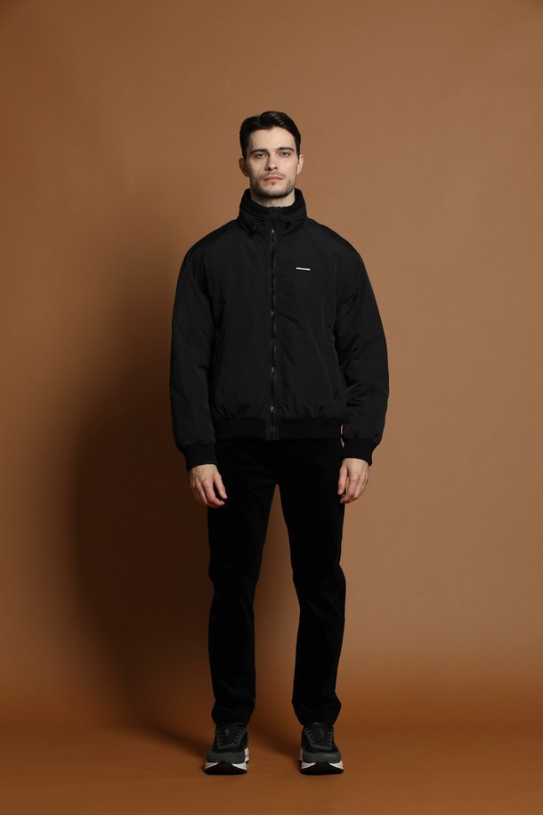 남성용 하이넥 다운 블루종 재킷 M-QCJP53입니다. 블랙 컬러의 무지 디자인으로, 캐주얼 및 스포티 스타일을 연출하기 좋습니다. 두꺼운 두께감과 부드러운 촉감의 나일론 소재로 제작되어 겨울철 보온과 방풍 기능을 제공합니다. 오버핏 디자인에 집업 여밈 방식으로 편안하게 착용 가능하며, 긴 소매 기장과 하이넥 스타일이 특징입니다. 안감은 패딩 처리되어 따뜻함을 더합니다.
