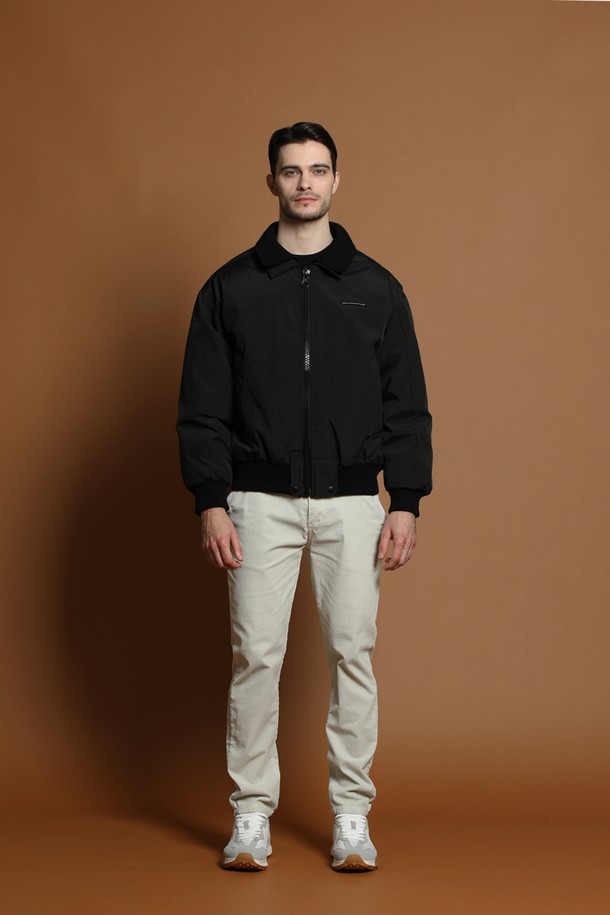 덕다운 더블 카라 블루종 재킷 M-QCJP54는 남성용 겨울 아우터입니다. 블랙 컬러의 무지 디자인으로 캐주얼, 스포티, 미니멀 스타일을 연출하기 좋습니다. 두꺼운 두께감과 부드러운 촉감의 덕다운 소재로 제작되어 보온성을 높였습니다. 넉넉한 오버핏에 집업 방식, 더블 카라 디자인으로 포인트를 주었습니다. 긴 소매 기장의 블루종 재킷으로 일상에서 편안하게 착용할 수 있습니다.
