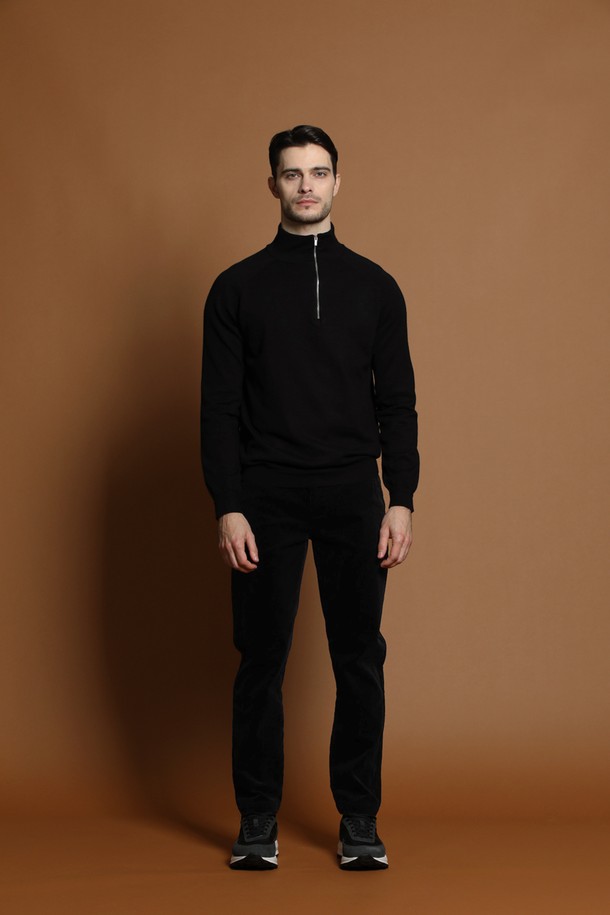 소프트 사이드 반집업 니트 M-QNIT61은 남성용 상의입니다. 부드러운 촉감의 니트 소재로 제작되었으며, 가을과 겨울에 따뜻하게 착용할 수 있습니다. 베이직하고 미니멀한 스타일로, 레귤러 핏과 긴 소매 기장을 갖추었습니다. 블랙 색상의 무지 디자인에 반집업 디테일이 더해져 세련된 느낌을 줍니다. 두꺼운 두께감으로 보온성을 높였으며, 일상생활에서 편안하게 활용하기 좋습니다.
