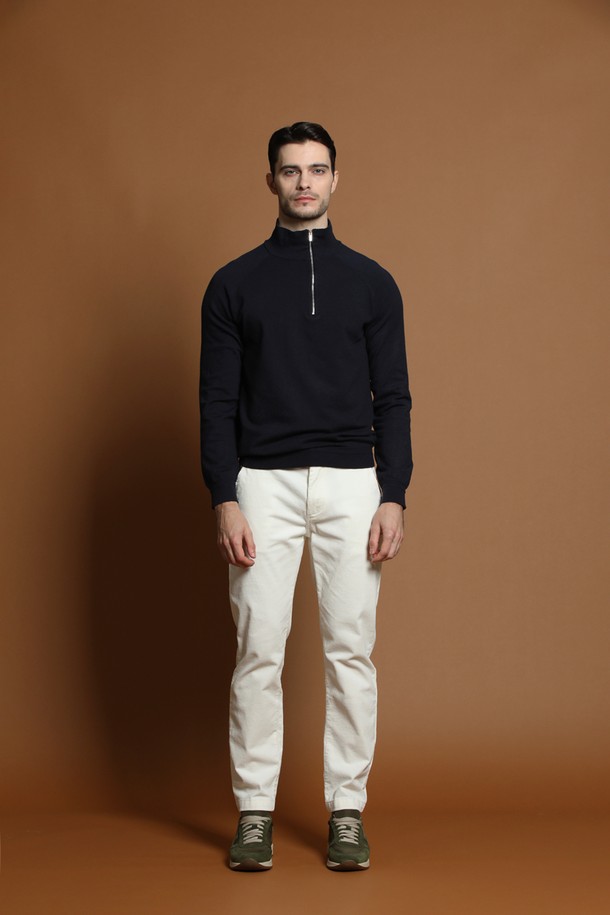 소프트 사이드 반집업 니트 M-QNIT61은 가을, 겨울 시즌에 어울리는 남성용 니트입니다. 베이직하고 미니멀한 스타일로, 일상복으로 활용하기 좋습니다. 부드러운 촉감의 니트 소재로 제작되었으며, 두꺼운 두께감으로 따뜻하게 착용할 수 있습니다. 레귤러 핏에 긴 소매, 반집업 네크라인 디자인으로 세련된 느낌을 더했습니다. 블랙 컬러에 무지 패턴으로 어떤 옷에도 쉽게 매치할 수 있습니다.
