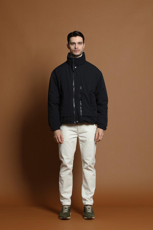 블랙 컬러의 덕다운 충전재를 사용한 남성용 블루종 재킷입니다. 일상 및 출근룩에 적합하며, 캐주얼하고 미니멀한 스타일을 연출합니다. 넉넉한 오버핏으로 편안한 착용감을 선사하며, 사이드 지퍼 디테일이 특징입니다. 긴 소매 기장과 두꺼운 두께감으로 겨울철에도 따뜻하게 입을 수 있습니다. 부드러운 촉감의 무지 디자인으로 다양한 룩에 활용하기 좋습니다.
