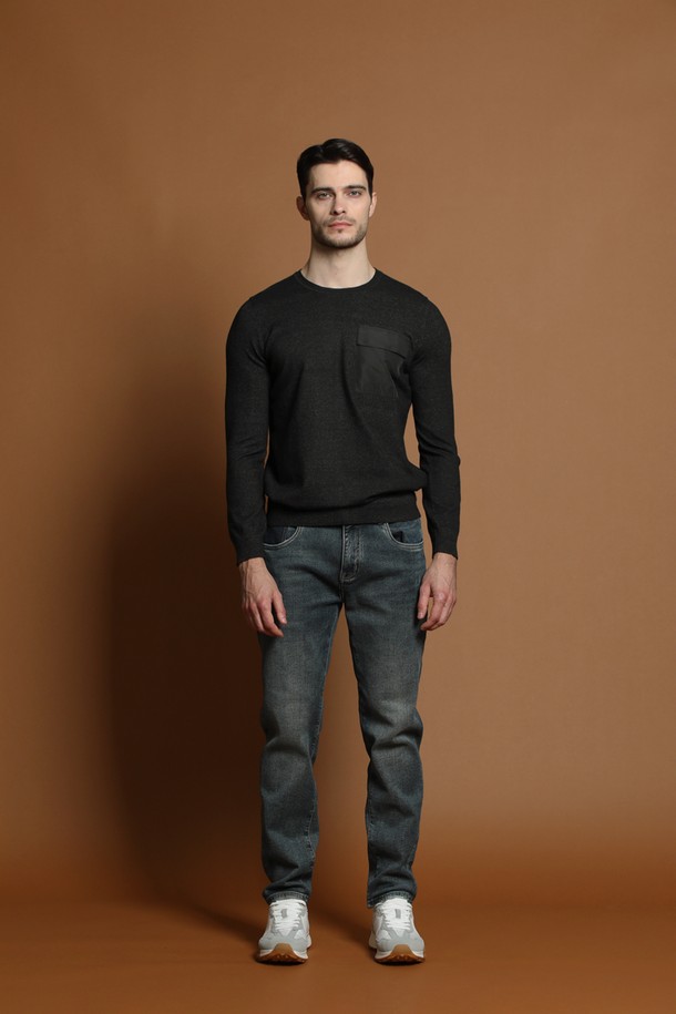 슬림핏 소프트 포켓 니트 M-QNIT62는 가을, 겨울 시즌에 어울리는 남성용 라운드넥 긴소매 니트입니다. 얇은 두께감과 부드러운 촉감의 니트 소재로 제작되어 편안한 착용감을 선사합니다. 베이직하고 미니멀한 스타일로, 무지 디자인에 포켓 디테일을 더해 실용성을 높였습니다. 출근룩 또는 비즈니스 캐주얼에 활용하기 좋으며, 미니멀, 클래식, 캐주얼 등 다양한 스타일을 연출할 수 있습니다. 슬림핏으로 제작되어 깔끔한 핏을 제공합니다.
