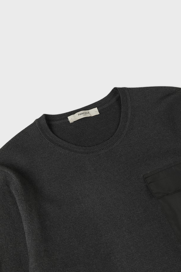 슬림핏 소프트 포켓 니트 M-QNIT62는 가을, 겨울 시즌에 어울리는 공용 니트/스웨터입니다. 부드러운 촉감의 니트 소재로 제작되었으며, 라운드넥과 긴소매 디자인으로 베이직하고 미니멀한 스타일을 연출합니다. 얇은 두께감으로 편안하게 착용 가능하며, 포켓 디테일이 돋보입니다. 출근룩과 비즈니스 캐주얼에 활용하기 좋으며, 미니멀, 클래식, 캐주얼 등 다양한 스타일을 소화할 수 있습니다.
