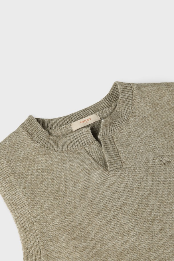 멜란지 오픈형 카라 베스트 M-QNIT63은 부드러운 촉감의 니트 소재로 제작된 여성 베스트입니다. 얇은 두께감과 민소매 디자인으로 봄, 가을 간절기에 활용하기 좋으며, 오픈형 카라 디테일이 세련된 느낌을 더합니다. 레귤러핏으로 편안하게 착용 가능하며, 베이직하고 미니멀한 스타일로 다양한 룩에 매치하기 용이합니다. 데이트룩, 모임룩 등 TPO에 맞춰 미니멀, 클래식, 캐주얼 스타일을 연출해보세요. 멜란지 그레이 컬러에 골지 디테일이 더해져 은은한 포인트를 줍니다.
