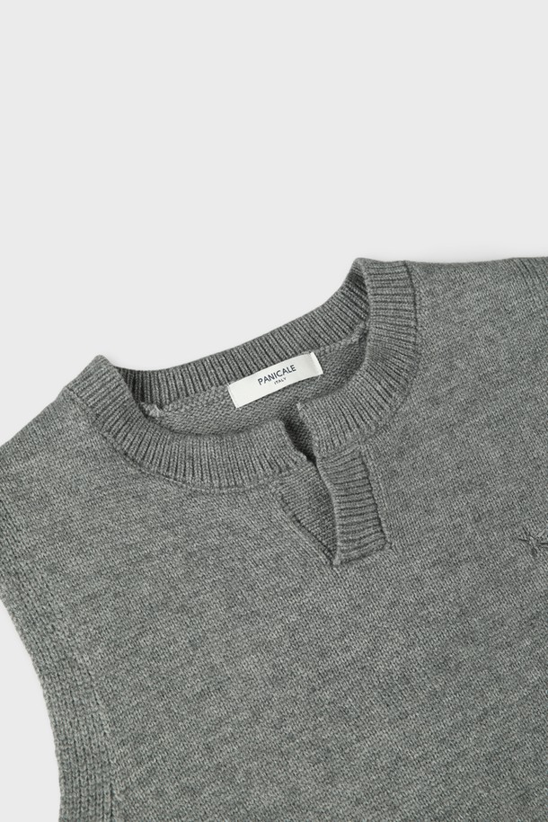 멜란지 오픈형 카라 베스트 M-QNIT63은 여성용 베스트로, 봄, 가을에 착용하기 좋은 크롭 기장의 니트입니다. 부드러운 촉감의 멜란지 소재로 제작되었으며, 미니멀하고 베이직한 스타일을 연출합니다. 오픈형 카라 디자인과 민소매 형태로, 다양한 룩에 레이어드하여 활용하기 좋습니다. 레귤러핏으로 편안하게 착용 가능하며, 일상에서 캐주얼하게 즐기기 좋은 아이템입니다. 그레이 컬러로 어떤 옷에도 쉽게 매치할 수 있습니다.
