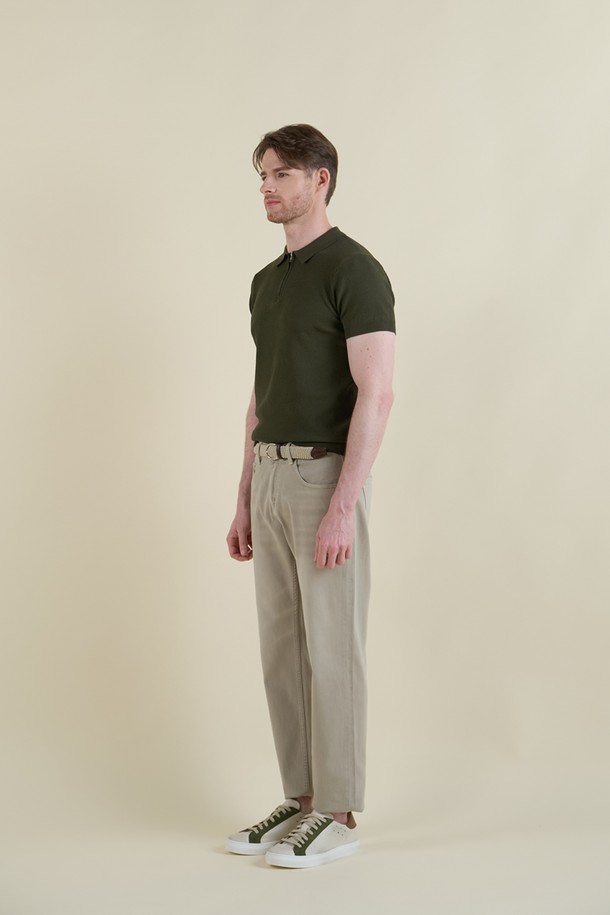 베이지 라이트워시 데님 진 M-QJEAN08은 남성용 데님 진으로, 부드러운 촉감과 유연성을 자랑합니다. 캐주얼하고 베이직한 스타일을 연출하며, 봄, 여름, 가을, 겨울 사계절 모두 착용 가능합니다. 은은한 라이트 워싱과 5포켓 디자인으로 포인트를 더했고, 레귤러 슬림핏으로 편안하면서도 세련된 핏을 선사합니다. 면, 리오셀, 폴리에스테르, 스판 혼방 소재로 제작되어 신축성이 뛰어나 활동성이 좋습니다. 데이트룩, 카페룩, 캐주얼, 미니멀, 클래식 등 다양한 스타일에 활용할 수 있습니다.
