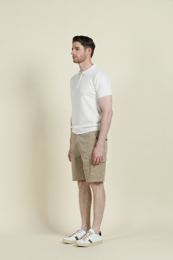 **반소매 집업 폴로 니트 M-QNIT10**

베이직하고 클래식한 스타일의 남성 반소매 집업 폴로 니트입니다. 가볍고 신축성이 좋은 비스코스, 폴리에스터 혼방 소재로 제작되어 여름과 간절기에 착용하기 좋습니다. 슬림핏으로 디자인되었으며, 부드러운 촉감과 골지 패턴이 특징입니다. 데이트룩, 비즈니스 캐주얼 등 다양한 TPO에 활용 가능하며, 단독 또는 이너 니트로도 활용할 수 있습니다. 카키, 베이지, 아이보리 세 가지 색상으로 출시되었습니다.
