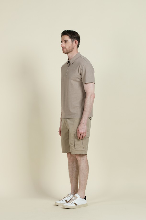 베이직하고 캐주얼한 스타일의 남성용 반집업 폴로 티셔츠 M-QTEE19입니다. 부드러운 촉감의 면, 폴리에스터, 스판 혼방 소재로 제작되어 여름과 간절기에 시원하고 편안하게 착용 가능합니다. 클래식한 카라 디자인과 뒷면 로고 프린팅이 돋보이며, 레귤러핏으로 제작되어 어떤 스타일에도 잘 어울립니다. 데이트룩, 카페룩 등 다양한 TPO에 활용할 수 있으며, 신축성이 좋아 활동성이 뛰어나고 몸에 달라붙지 않아 쾌적한 착용감을 선사합니다.
