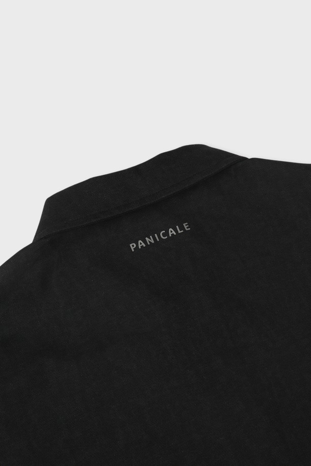 "엠-큐티이19" 반집업 폴로 티셔츠는 베이지, 블루, 화이트, 카키, 차콜 5가지 다채로운 색상으로 출시되어 있습니다. 면, 폴리에스터, 스판 혼방 소재로 제작되어 부드러운 촉감과 신축성을 자랑합니다. 클래식한 카라 디자인과 반집업 스타일로 세련된 분위기를 연출하며, 일상에서 데이트룩, 카페룩 등 다양한 TPO에 활용하기 좋습니다. 로고 프린트가 돋보이는 베이직한 디자인에 뒷면에도 로고를 넣어 포인트를 더했습니다. 레귤러핏으로 몸에 달라붙지 않아 편안하게 착용할 수 있습니다.
