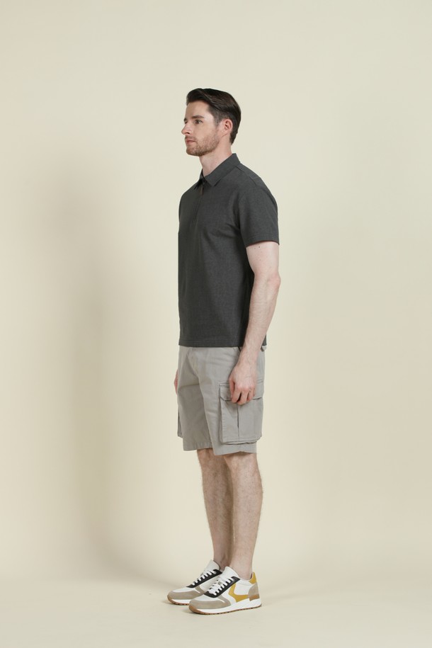 **반집업 폴로 티셔츠 M-QTEE19**

베이지, 블루, 화이트, 카키, 차콜 등 다채로운 컬러로 출시된 반집업 폴로 티셔츠입니다. 면, 폴리에스터, 스판 혼방 소재로 제작되어 부드러운 촉감과 편안한 착용감을 선사하며, 신축성 있는 소재로 활동성을 높였습니다. 레귤러핏에 반소매 디자인으로, 일상, 데이트, 동네 마실, 카페 등 다양한 TPO에 활용하기 좋습니다. 베이직하고 클래식한 스타일로, 미니멀, 캐주얼 룩을 즐겨 입는 분들께 추천합니다. 뒷면 로고 프린팅으로 포인트를 더했습니다.
