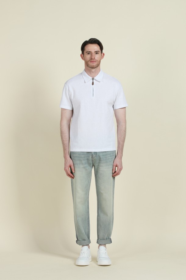 **반집업 폴로 티셔츠 M-QTEE19**는 남성용 반집업 폴로 티셔츠입니다. 베이지, 블루, 화이트, 카키 4가지 색상으로 출시되었으며, 데일리룩과 간절기, 여름철에 착용하기 좋습니다. 클래식하고 베이직한 스타일로, 레귤러 핏의 반소매 기장입니다. 면, 폴리에스터, 스판 혼방 소재로 제작되어 부드러운 촉감을 선사합니다. 클래식한 카라 디자인과 뒷면 로고 프린팅이 특징이며, 카페룩, 여행룩, 미니멀, 캐주얼 스타일을 연출하기에 적합합니다.
