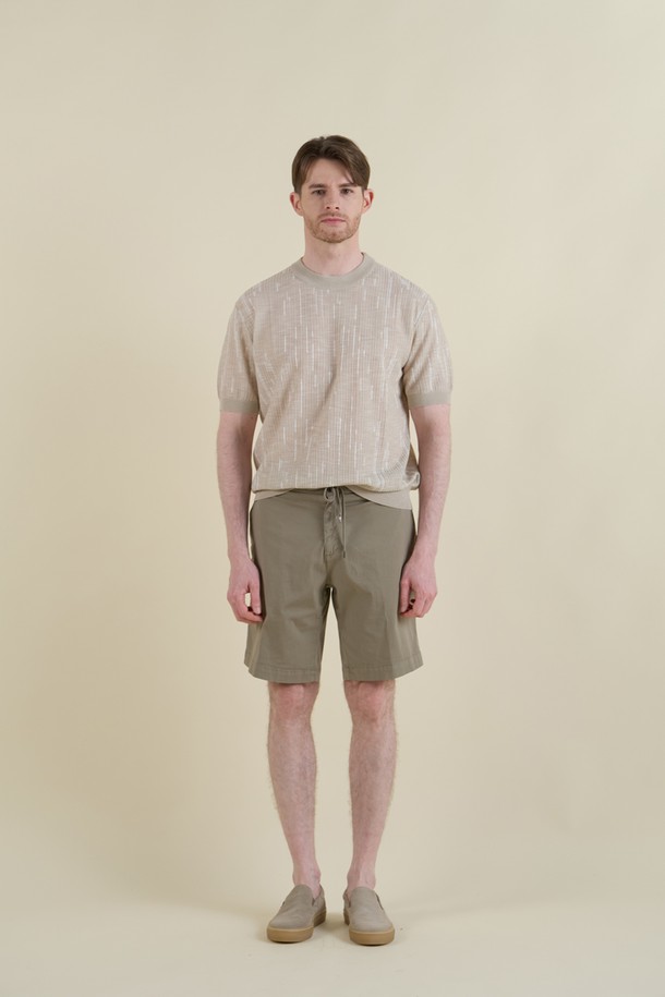 부드러운 면과 엘라스테인 혼방 소재의 남성용 드로우스트링 버뮤다 쇼츠입니다. 캐주얼한 무드의 베이직 디자인으로, 그레이와 카키브라운 두 가지 색상으로 출시되었습니다. 허리 부분 드로우스트링과 무릎 위 기장감, 앞뒤 포켓 디테일로 편안함과 실용성을 더했습니다.
