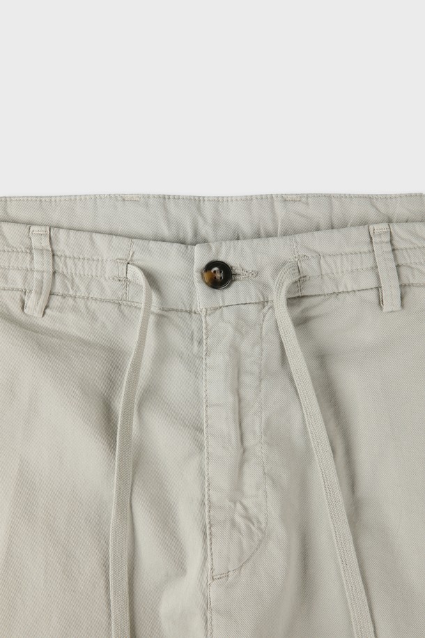 드로우스트링으로 편안하게 조절 가능한 그레이 컬러의 드로우스트링 버뮤다 쇼츠입니다. 면 97%와 엘라스테인 3% 혼방 소재로 제작되어 부드러운 촉감과 슬림핏, 레귤러핏 모두 연출 가능하며 캐주얼하고 베이직한 스타일을 완성합니다. 앞뒤 포켓 구성으로 실용성을 더했으며, 여름, 간절기, 겨울 데일리룩으로 활용하기 좋습니다.
