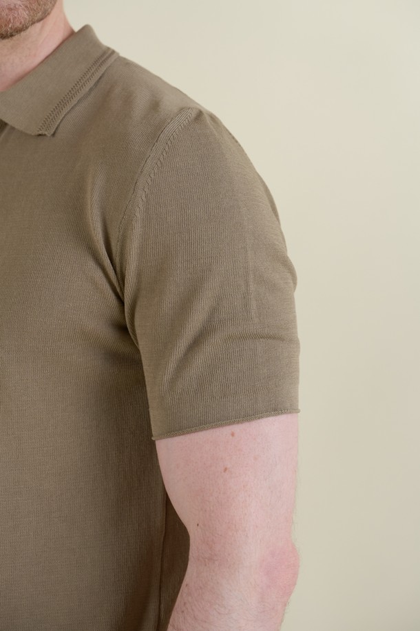 **헤링본 반소매 폴로 니트 F-QNIT01**은 부드러운 면 소재로 제작되어 편안한 착용감을 선사하며, 여름과 간절기에 활용하기 좋은 얇은 두께의 슬림핏 반소매 폴로 니트입니다. 네이비와 사비아 두 가지 색상으로 출시되었으며, 헤링본 패턴과 소매 및 밑단 시보리 & 데끼 마감 디테일이 클래식하면서도 캐주얼한 스타일을 연출합니다. 통기성이 뛰어나 단독으로 착용하거나 아우터 속 이너 니트로 활용하여 다양한 연출이 가능합니다.
