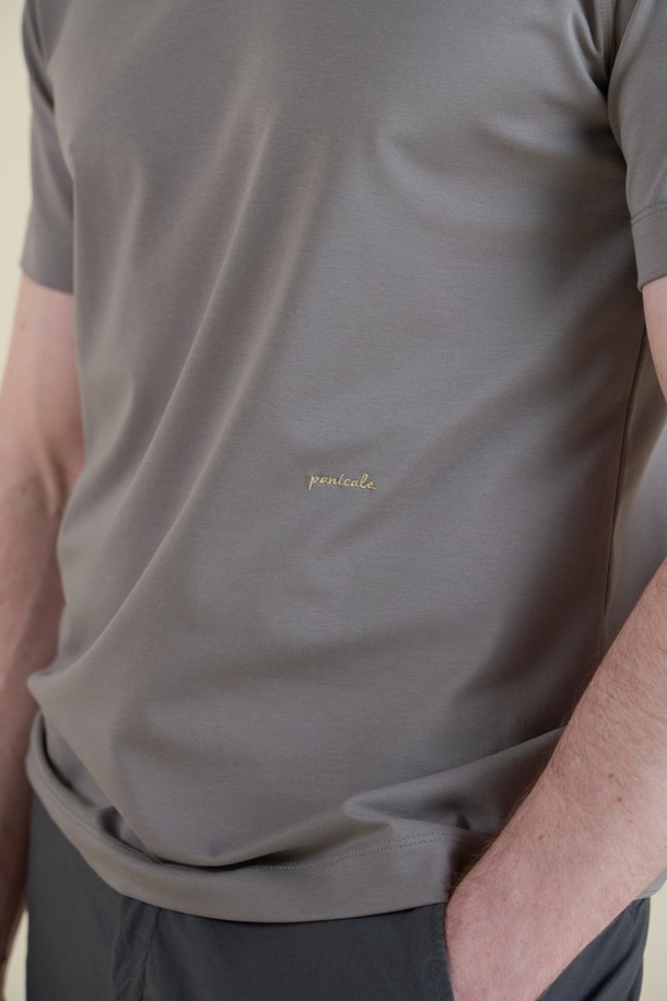 쿨에버 조니 칼라 폴로 셔츠 D-QTEE20는 남성용 폴로 셔츠로, 미니멀하고 베이직한 스타일을 추구합니다. 그레이 컬러에 반소매 기장과 레귤러핏, 슬림핏으로 폭넓은 핏을 제공하며, COOLEVER 기능성 원단과 흡습, 속건, 통기 기능을 갖춰 여름, 간절기, 겨울에도 쾌적하게 착용 가능합니다. 면, 폴리에스테르, 스판덱스 혼방 소재로 부드러운 촉감을 제공하며, 로고 자수 디테일이 특징입니다.
