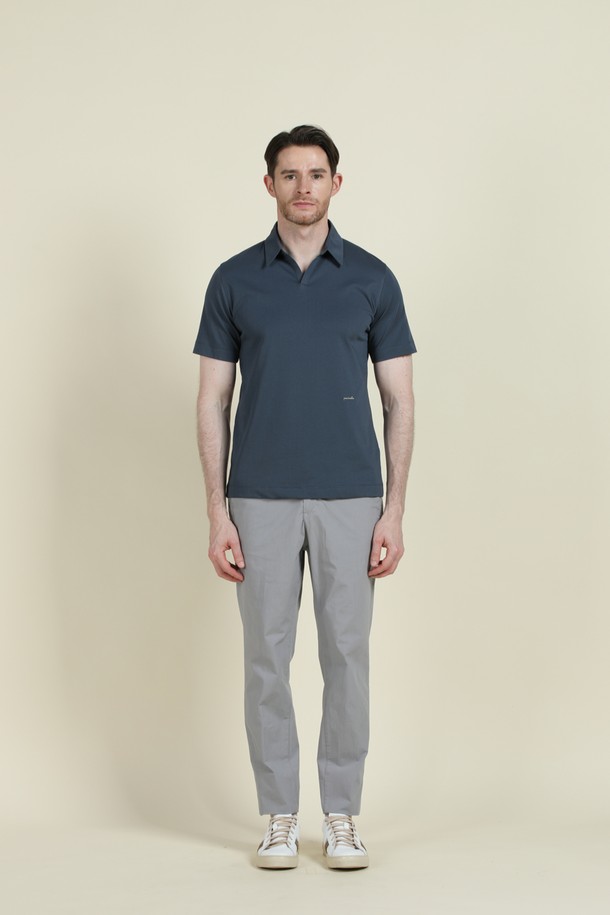 쿨에버 조니 칼라 폴로 셔츠 D-QTEE20는 여름, 간절기, 겨울까지 활용 가능한 베이직 스타일의 반소매 폴로 셔츠입니다. COOLEVER 기능성 원단을 사용하여 흡습, 속건, 통기, 경량 기능을 갖췄으며, 부드러운 촉감과 무지 디자인으로 편안한 착용감을 선사합니다. 슬림핏, 레귤러핏, 오버핏으로 다양한 핏을 선택할 수 있으며, 조니칼라 네크라인과 로고 자수 디테일이 돋보이는 제품입니다.
