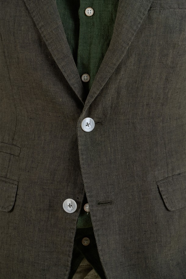 워시드 리넨 자켓 D-QCJK08은 부드러운 촉감의 리넨 소재로 제작되어, 간절기, 여름, 겨울까지 폭넓게 활용 가능한 남성용 자켓입니다. 클래식하고 베이직한 스타일의 카키색 싱글버튼 테일러드 자켓으로, 슬림핏과 레귤러 기장으로 세련된 핏을 연출합니다. 노치 라펠, 더블 벤트, 패치 포켓, 페이크 포켓, 행거칩 디테일이 더해져 세미 포멀 룩을 완성합니다.

