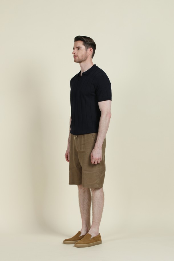 스트라이프 조니 칼라 폴로 니트 M-QNIT09는 여름, 간절기에 착용하기 좋은 남성용 반소매 니트입니다. 부드러운 촉감의 비스코스, 폴리에스터 혼방 소재로 제작되었으며, 슬림핏 디자인에 얇은 두께감으로 시원하게 착용 가능합니다. 베이직하고 캐주얼한 스타일로 데이트룩, 여행룩 등 다양한 TPO에 활용할 수 있으며, 스트라이프 패턴과 조니 칼라, 골지 마감 디테일이 특징입니다. 신축성이 뛰어나 편안하며, 버튼 없는 디자인으로 깔끔한 느낌을 줍니다. 화이트, 네이비 두 가지 컬러로 출시되었습니다.
