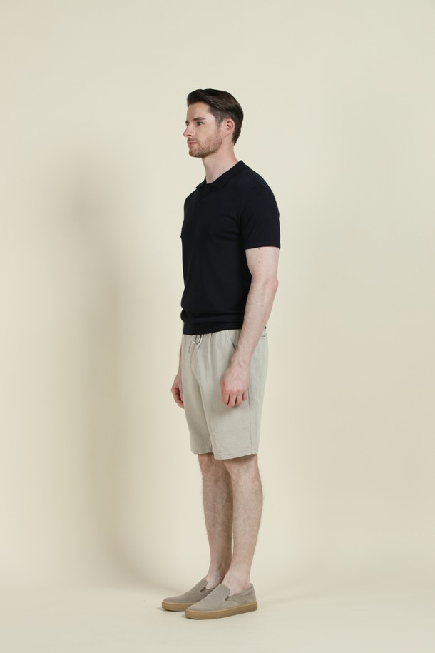 조니 칼라 폴로 니트 M-QNIT08은 미니멀하고 베이직한 스타일의 남성 여름 니트입니다. 부드러운 촉감의 비스코스, 폴리에스테르 혼방 소재로 제작되었으며, 슬림핏으로 시원하고 편안한 착용감을 선사합니다. 골지 패턴과 조니칼라 디자인이 특징이며, 반소매 기장으로 데이트룩, 카페룩 등 다양한 TPO에 활용할 수 있습니다. 버튼리스 디자인으로 깔끔하며, 단독 또는 아우터 이너로 활용 가능하여 활용도가 높습니다. 네이비, 블랙 두 가지 컬러로 출시되었습니다.
