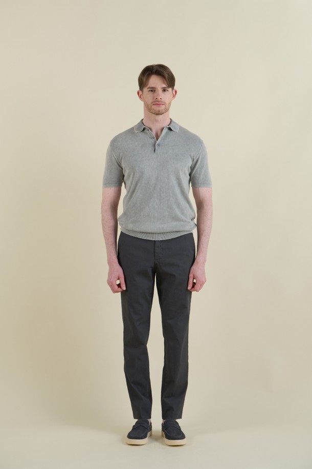 **빈티지 워싱 폴로 니트 M-QNIT07**

부드러운 면 소재로 제작되어 편안한 착용감을 선사하는 빈티지 워싱 폴로 니트입니다. 슬림핏 디자인과 반소매 기장으로 시원하고 세련된 느낌을 줍니다. 그레이, 블루 두 가지 색상으로 출시되어 데이트룩, 카페룩 등 다양한 스타일 연출에 용이합니다. 얇은 두께감과 신축성 좋은 소재로 여름, 간절기에 활용하기 좋으며, 3버튼 디자인과 골지 패턴이 클래식하면서도 베이직한 무드를 더합니다. 미니멀하고 캐주얼한 스타일을 즐기는 남성분들께 추천합니다.
