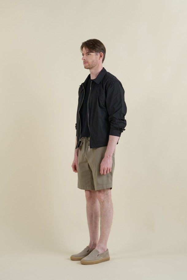 블랙 색상의 남성용 윈드브레이커 M-QCJP06는 봄, 가을 간절기에 적합한 슬림핏의 경량 아우터입니다. 나일론과 폴리에스테르 혼방 소재로 제작되어 부드러운 촉감과 함께 방풍 기능을 제공하며, 메쉬 소재 적용으로 통기성을 강화했습니다. 일상 및 스포츠 활동에 모두 활용 가능하며, 집업 스타일과 무지 디자인으로 미니멀하고 스포티한 매력을 연출합니다.
