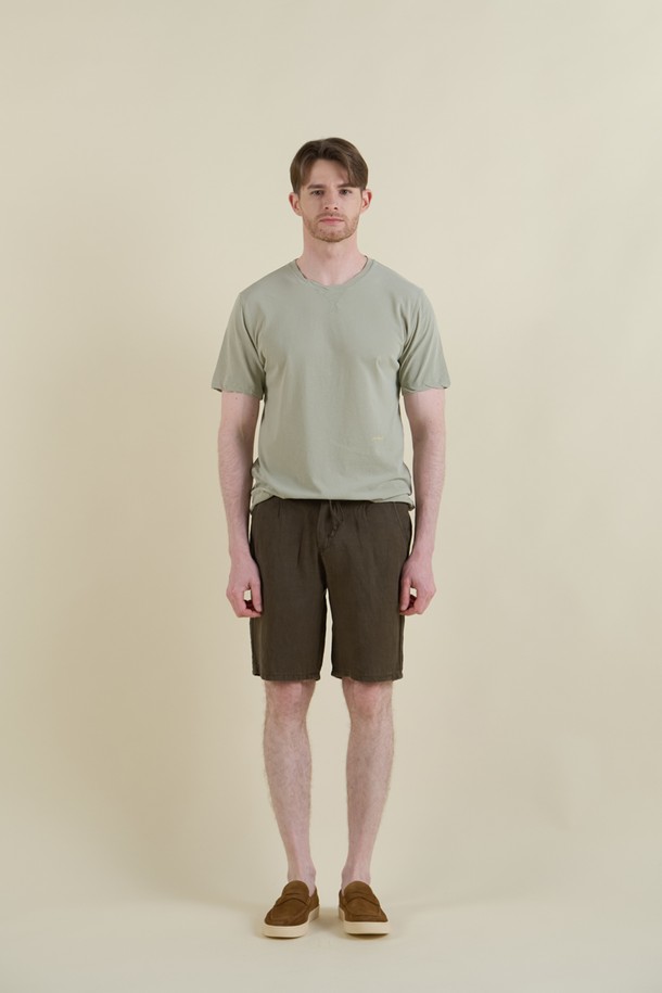부드러운 린넨과 텐셀 혼방 소재로 제작된 남성 드로우스트링 쇼츠입니다. 카키 색상에 무지 디자인으로, 여름 및 간절기에 캐주얼하고 베이직한 스타일을 연출하기 좋습니다. 슬림핏, 레귤러핏, 릴렉스핏으로 편안함을 더했으며, 뒷면 로고 자수와 뒷주머니 봉제(제거 가능) 디테일이 특징입니다.
