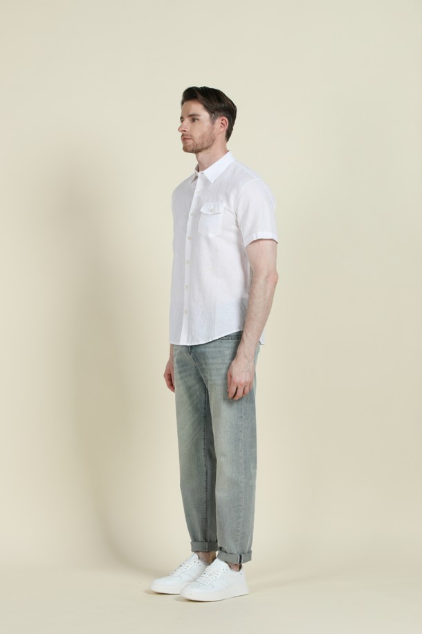 라이트블루 컬러의 남성용 데님 진으로, 캐주얼한 스타일을 연출하기에 좋습니다. 면, 폴리에스테르, 스판덱스의 혼방 소재로 제작되어 부드러운 촉감과 편안한 착용감을 제공하며, 은은한 워싱과 배색 자수 디테일이 돋보입니다. 레귤러핏과 스트레이트 핏으로 디자인되었으며, 5포켓 디자인과 간절기, 여름, 겨울 등 다양한 계절에 활용 가능한 실용적인 아이템입니다.
