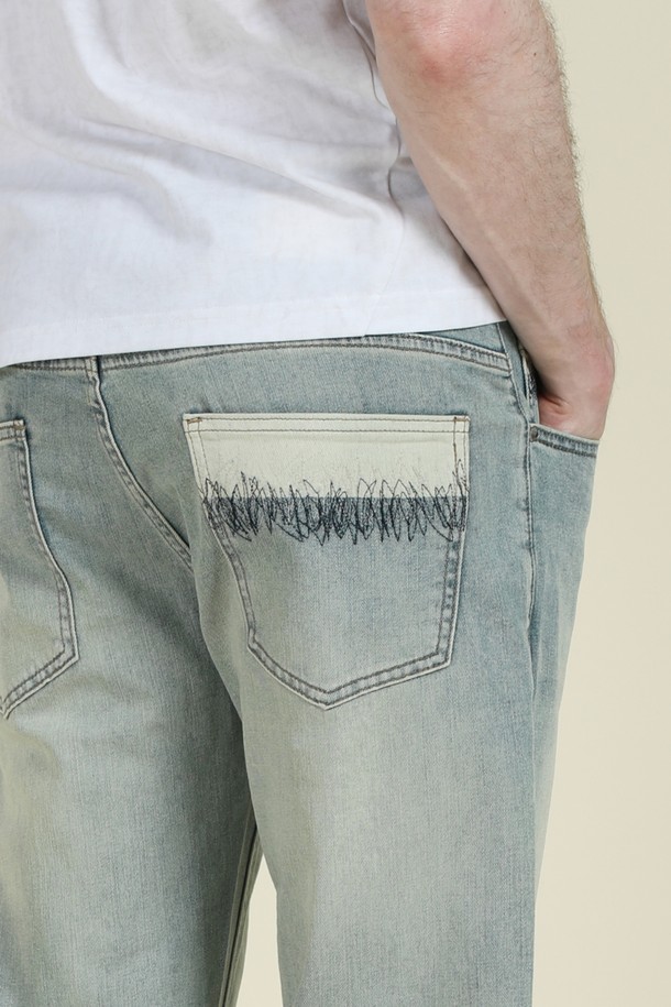 라이트블루 배색 스티치 데님 진 M-QJEAN10은 캐주얼, 미니멀, 클래식 스타일을 즐기는 남성을 위한 데님 진(진)입니다. 여름, 간절기, 겨울, 계절에 구애받지 않고 일상에서 편안하게 착용할 수 있습니다. 은은한 워싱과 포켓 배색 스티치가 돋보이며, 5포켓 디자인으로 실용성을 더했습니다. 레귤러 슬림핏으로 떨어지는 핏에 신축성 좋은 면, 폴리에스터, 스판 혼방 소재로 제작되어 부드러운 촉감을 선사합니다. 동네 마실룩이나 데이트룩에 활용하여 멋스러운 스타일을 연출해 보세요.
