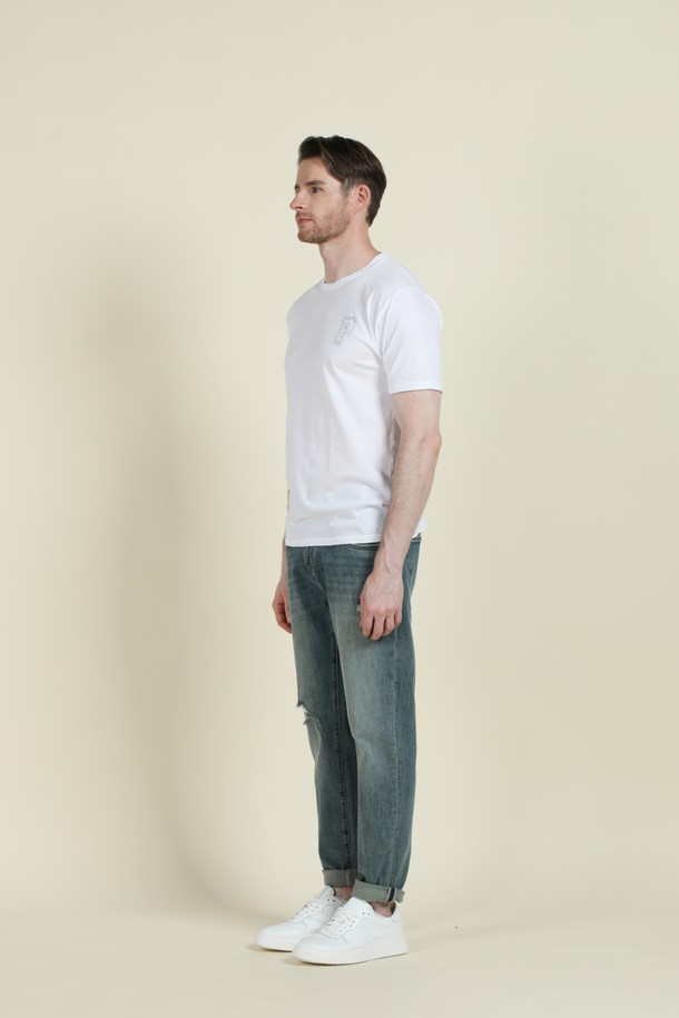 **디스트레스드 워싱 데님 진 M-QJEAN13**은 남성용 데님 진으로, 캐주얼한 스타일을 연출하기에 좋습니다. 부드러운 촉감의 면, 리오셀, 폴리에스터, 스판 혼방 소재에 은은한 워싱과 디스트레스드 디테일이 더해져 유니크한 디자인을 완성합니다. 슬림, 레귤러, 스트레이트 핏으로 다양한 체형에 맞춰 선택 가능하며, 5포켓 디자인으로 실용성을 더했습니다.
