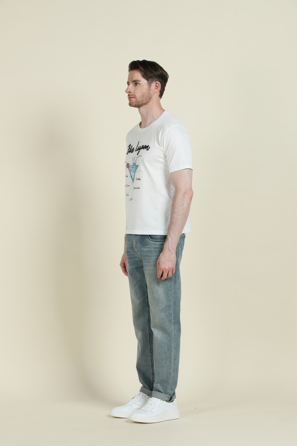 블루 라군 프린트 티셔츠 F-QTEE13은 시원한 화이트 컬러에 블루 라군 칵테일 그래픽 프린팅으로 포인트를 준 남성용 티셔츠입니다. 얇고 부드러운 면 소재로 제작되어 여름과 간절기에 쾌적하게 착용 가능하며, 슬림핏 라운드넥 디자인으로 캐주얼한 스타일을 연출합니다. 신축성이 좋아 편안한 착용감을 선사하며, 일상복으로 활용하기 좋습니다.
