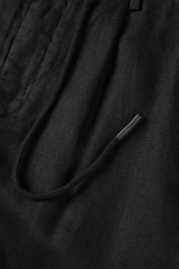 "드로우스트링 리넨 쇼츠 M-QCPT13"는 여름과 간절기에 활용하기 좋은 남성용 반바지입니다. 부드러운 촉감과 얇은 두께의 린넨 소재로 제작되어 시원하고 편안한 착용감을 선사합니다. 허리 조절이 가능한 드로우스트링 밴딩과 앞뒤 포켓 디자인으로 실용성을 더했으며, 무릎 위 기장감의 하프 스타일로 활동성을 높였습니다. 베이직하고 캐주얼한 스타일로 데일리 및 일상 용도로 적합하며, 휴가나 여행 시에도 편안하게 스타일을 연출할 수 있습니다. 슬림핏과 레귤러핏 두 가지 핏으로 출시되었으며, 블랙과 브라운 두 가지 컬러로 만나보실 수 있습니다.
