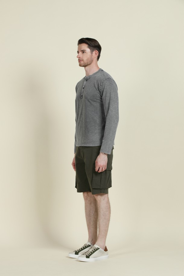 워싱 처리된 면혼방 소재의 남성용 카고 반바지입니다. 부드러운 촉감의 면 98%, 스판덱스 2% 혼방으로 편안한 착용감을 제공하며, 캐주얼한 스타일로 일상에서 활용하기 좋습니다. 레귤러핏에 무릎 위 기장으로 시원하며, 카고 포켓 디자인으로 실용성을 더했습니다.
