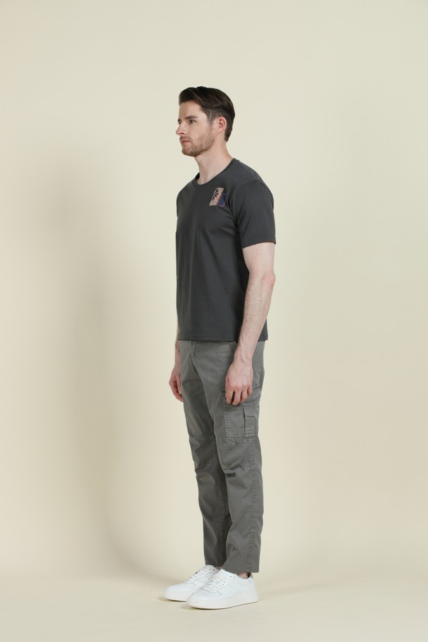 **코튼 패치워크 로고 티셔츠 F-QTEE15**

다채로운 패턴과 컬러의 패치워크 디테일이 돋보이는 코튼 티셔츠입니다. 부드러운 촉감의 면 소재로 제작되어 편안한 착용감을 선사합니다. 슬림핏 디자인과 라운드넥으로 깔끔하고 베이직한 스타일을 연출합니다. 데일리룩 및 간절기, 여름철에 활용하기 좋으며, 캐주얼, 미니멀, 클래식 무드를 모두 소화합니다. 동네 마실룩이나 여행룩으로 코디하기 좋습니다.
