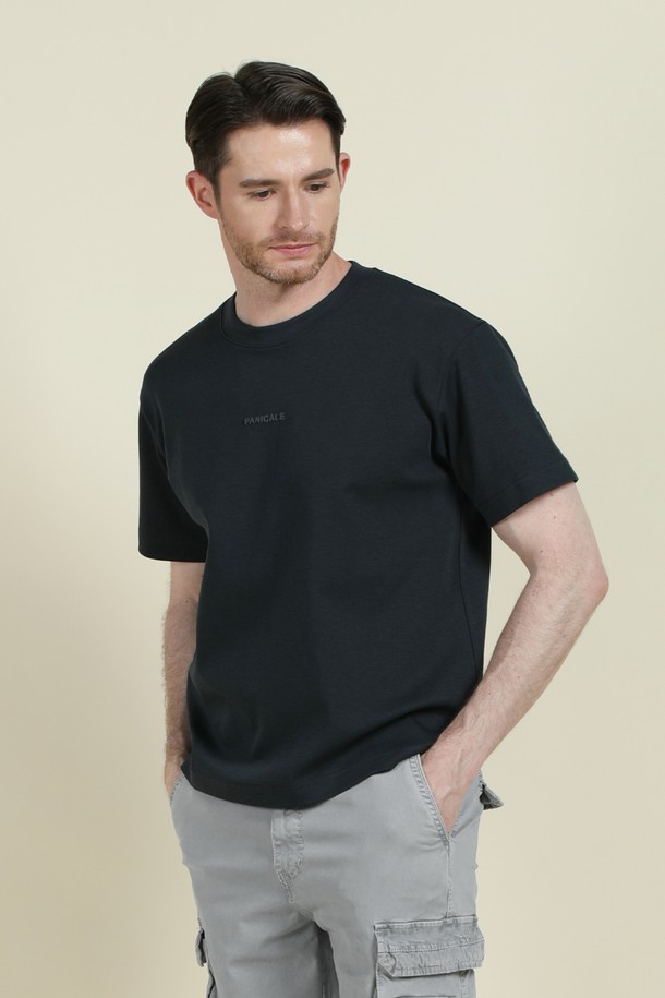 로고 반팔 티셔츠 M-QTEE23은 부드러운 촉감과 쾌적한 착용감을 선사하는 남녀 공용 상의입니다. 화이트와 차콜 두 가지 색상으로 출시되었으며, 여름과 간절기에 활용하기 좋은 베이직 스타일의 레귤러 핏 티셔츠입니다. 폴리에스터, 리오셀, 면, 스판 혼방 소재로 제작되어 신축성이 뛰어나 편안하게 활동할 수 있으며, 여유 있는 실루엣을 연출합니다.
