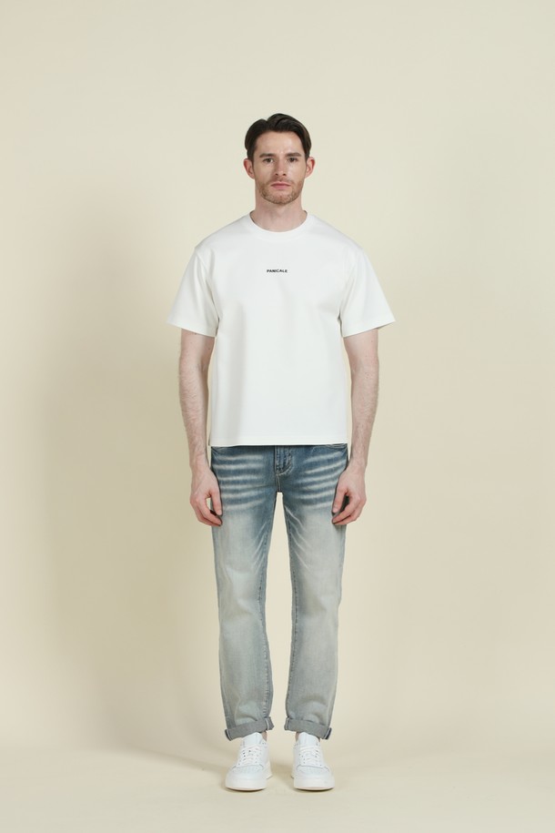 **로고 반팔 티셔츠 M-QTEE23**은 남성용 상의로, 부드러운 촉감과 쾌적한 착용감을 선사하는 반팔 티셔츠입니다. 화이트와 차콜 두 가지 색상으로 출시되었으며, 레귤러핏과 오버핏으로 편안하게 착용 가능합니다. 폴리에스터, 리오셀, 면, 스판 혼방 소재로 제작되어 신축성이 뛰어나 활동성이 좋고, 여름 및 간절기에 베이직하고 캐주얼한 스타일을 연출하기에 적합합니다.
