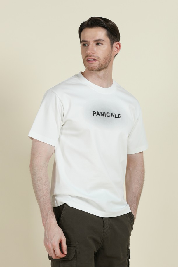 그라데이션 로고 반팔 티셔츠 M-QTEE24는 부드러운 촉감의 화이트 컬러 남성용 반팔 티셔츠입니다. 여름과 간절기에 적합하며, 오버핏 또는 슬림 레귤러 핏으로 연출 가능합니다. 전면에 그라데이션 효과의 로고 프린트가 특징이며, 단정한 라운드넥과 깔끔한 실루엣으로 캐주얼하고 베이직한 스타일을 연출합니다.
