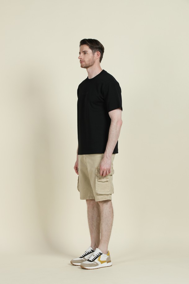 워시드 면혼방 카고 쇼츠 M-QCPT24는 여름철 캐주얼 스타일을 연출하기 좋은 남성용 반바지입니다. 부드러운 면과 스판 혼방 소재로 제작되어 편안한 착용감을 선사하며, 레귤러핏으로 자연스러운 실루엣을 연출합니다. 그레이와 베이지 두 가지 색상으로 제공되며, 측면 카고 포켓과 작은 포켓 디테일, 무릎 위 기장, 자연스러운 워싱 처리가 특징입니다.
