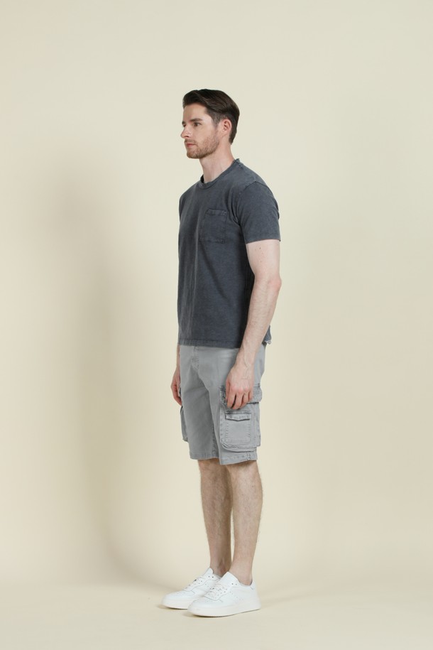 워시드 면혼방 카고 쇼츠 M-QCPT24는 여름철 시원하게 즐길 수 있는 남성용 카고 쇼츠입니다. 부드러운 면과 스판덱스 혼방 소재로 편안한 착용감을 제공하며, 레귤러핏으로 제작되어 활동성을 높였습니다. 워싱 가공된 무지 디자인에 카고 포켓과 허벅지 부분의 작은 포켓 디테일을 더해 빈티지하면서도 캐주얼한 스타일을 연출합니다.
