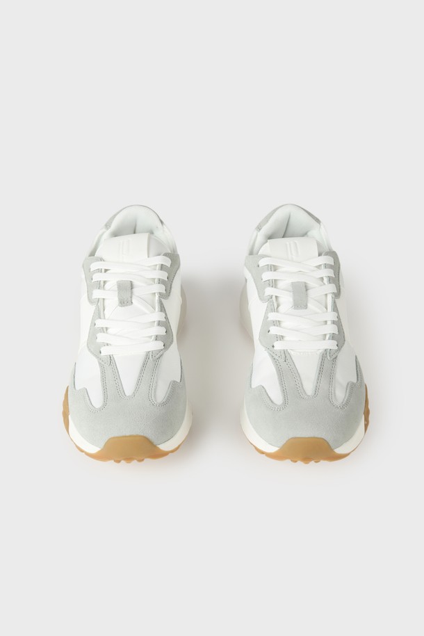 스웨이드 레더 스니커즈 M-QFO11은 라이트 그레이 컬러의 남성용 스니커즈입니다. 사계절 내내 활용 가능한 데일리 슈즈로, 견고한 구조감과 부드러운 스웨이드 가죽 소재로 편안한 착용감을 선사합니다. 3.5cm 굽 높이와 입체적인 러버 아웃솔 디자인이 특징이며, 측면에 배색 디테일을 더해 캐주얼하면서도 트렌디한 실루엣을 연출합니다. 동네 마실룩이나 산책룩에 매치하여 미니멀, 클래식 스타일을 완성해 보세요.
